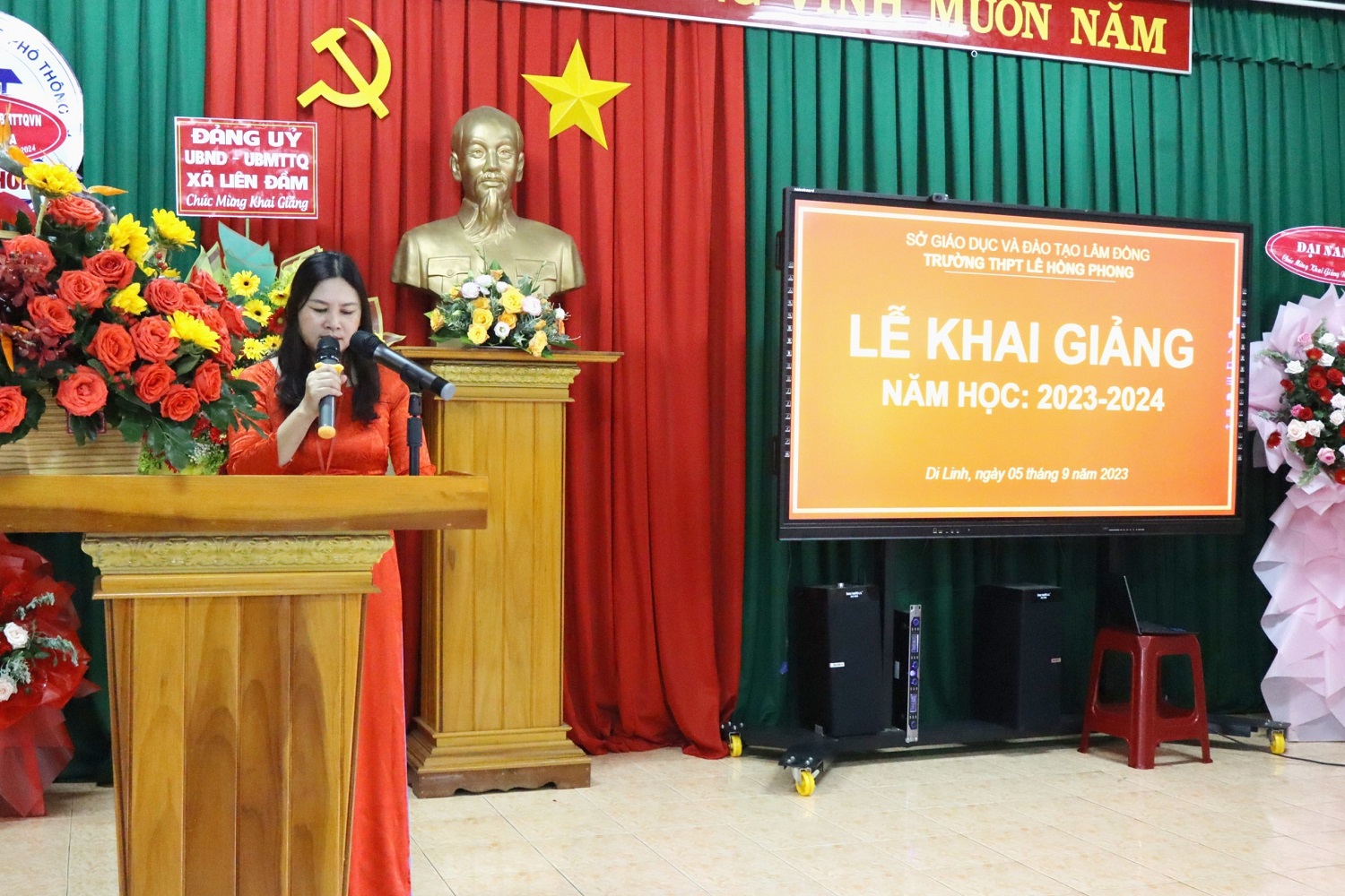 Hình 4: Cô Phùng Thị Thuý Hằng, hiệu trưởng đọc diễn văn khai giảng năm học mới