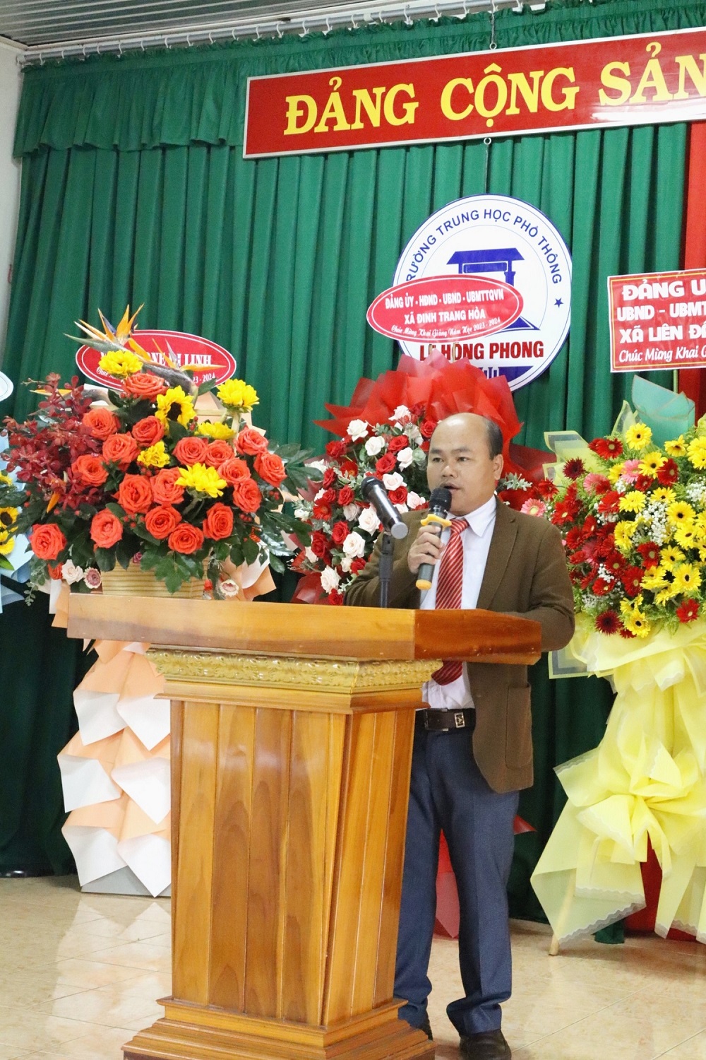 Hình 5: Thầy Trần Văn Đến, phó hiệu trưởng đọc thư chúc mừng khai giảng của chủ tịch nước